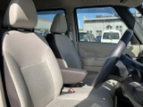 明るい色合いのシートと大きな窓により、運転席まわりは開放感のある空間です。座面や背もたれの形状にもゆとりが感じられ、前席で過ごす時間を快適に支えてくれます。