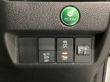 ハンドルの右側にはヘットライトリベライザーとVSA(ABS+TCS+横滑り抑制)の解除スイッチがついています。ヘッドライトリベライザーは道路状況や積荷の加重に応じてライトの高さを調節できます。