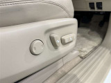 電動パワーシートです。 高級車によく付いてますね。 ポジションを細かく調整、出来るので長時間の運転もリラックスして出来ちゃいますね。