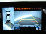 【全周囲モニター】車を上空から見下ろしたような映像をカーナビ画面に映し出し、車庫入れや縦列駐車をサポートしてくれます。