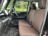 窓からの視界が広く、運転席と助手席のどちらからも周囲を確認しやすい室内です。ブラウンのシートと明るい配色が落ち着きを添え、前席で過ごす時間も快適に感じられます。