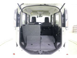 シートは片方だけ倒せるので、荷物の多さや乗車人数にあわせてフレキシブルに対応できます。後部座席に乗車しながら長尺物も積み込めます。