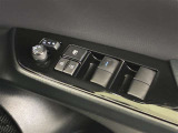 格納式リモコンドアミラーと、パワーウィンドウマスタースイッチです。車内の換気も運転席から簡単に行えます。