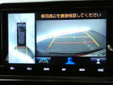 パノラミックビューモニターを装備。クルマを真上から見るように周囲を確認できます。