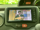 テレビ番組を楽しめる画面を装備しています。停車中の休憩時間などに映像を視聴でき、車内での待ち時間も過ごしやすくなります。安全のため、視聴は停車中にお楽しみください。