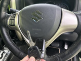 握りやすい形状で、運転姿勢を保ちながら自然に手を添えられます。左側にはオーディオ操作用のスイッチが備わり、手元で操作できるため、日々の運転をサポートしてくれます。