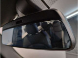 【ルームミラー一体型ETC車載器】ルームミラーの裏側に目立たない様に配置されたETCカード挿入口。スタイリッシュ且つ機能的なものとなっております。