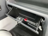 大型のグローブボックスは車検証など大きな物もすっぽりと収まるサイズとなっております。