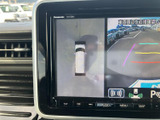後方の映像に加えて車両を上から見た表示も確認でき、駐車時の周囲確認をサポートします。ガイド線も表示されるため、車庫入れや狭いスペースでの操作時に役立つ便利な装備です。