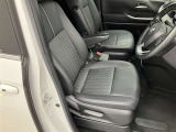 高いホールド性で運転姿勢が安定します。長距離ドライブでも疲れにくいのが魅力です。快適なドライビングライフをお送りください♪