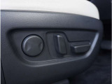 【パワーシート】スイッチ一つで簡単にシートの微調整が可能。電動だから力もいりません。自分に最適なシートポジションにセットして、快適なドライブをお楽しみください。
