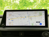 地図を画面いっぱいに表示し、周辺の道路や施設を確認しやすい構成です。目的地検索や現在地の把握に活用でき、慣れない場所への移動もサポートします。