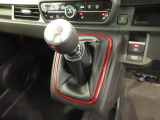 インパネシフトだから視線の移動も少なく足元もスッキリ。運転席もゆったりしているのでゆとりを持ってドライブできますね。