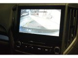 シフトレバーをリバースにすると連動してバックカメラ、サイドカメラ映像&バックセンサーに切り替わります。