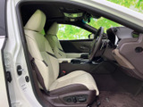 明るい色合いのシートが前席に広がり、運転席と助手席ともにゆったりと座れる空間です。足元にも余裕があり、乗り降りの際に室内の様子を確認しやすい開口部です。