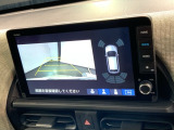 リバースギアに入れるだけで後方の表示へ切り替わります。夜間や雨の日の駐車も楽になりますよ。