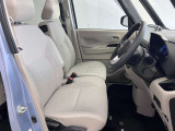 ゆったりと座れる運転席シートですのでストレスなく運転が出来ますよ!