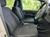 前席は視界が広く、運転席と助手席にゆったり座れる配置です。落ち着いた色合いのシートとすっきりした足元で、日々の移動も心地よく過ごせそうです。