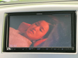 テレビ映像が表示され、停車中の休憩時間に映像やテレビを視聴して過ごせます。車内でひと息つきたいときにも活用できる装備で、日々のお出かけに便利です。