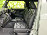 前席は運転席と助手席が並び、窓越しに外の様子を確認しやすい見晴らしです。シートには柄入りの生地が使われ、座面や背もたれもゆったりした印象。足元にはフロアが広がり、乗り降りもスムーズです。