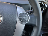 ステアリングの手元には、表示や温度、トリップに関するスイッチが配置されています。運転席から確認しやすい位置にまとまり、必要な情報を手元で扱いやすい構成です。