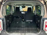 リヤシートも全車消毒済み。シートを倒すと広々ラゲッジフロアに!汚れなど拭き取りやすい素材は【遊べる軽!ハスラー】ならでは!