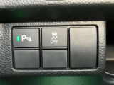 運転席左側には運転支援システム類のスイッチが有り、パーキングソナーと車両姿勢制御システムのスイッチが有ります。安全で快適なドライブを支援します。
