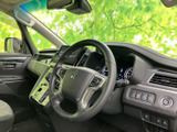 運転席まわりは前方の視界が広く、メーターや画面類を自然な姿勢で確認しやすい配置です。シートに腰掛けた際も周囲を見渡しやすく、落ち着いた色合いの空間で運転に集中できます。