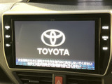 中央の画面を通じて、ナビやオーディオなどの機能を利用できます。画面と周囲のボタンで操作項目を確認しやすく、日々の移動をサポートする装備です。