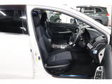 落ち着いたシート内装。運転席&助手席パワーシートを装備。快適なドライビングポジションをすぐに再現できます。