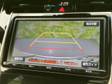 後方の様子に加えて進路の目安となるガイド線が表示され、駐車時の周囲確認をサポートします。画面上の案内を見ながら、車両後方を確認しやすい装備です。