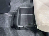 靴などが収納できる便利な助手席シートアンダートレイが付いてます