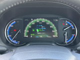 速度や燃料残量などの情報がメーター内にまとまり、運転中も必要な表示を確認しやすい配置です。中央の表示部では車両情報も確認でき、状況を把握しながら運転をサポートします。