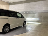 LEDヘッドランプです。十分な明るさを保ちつつも消費電力が少なく、バルブ寿命も長いのが特徴です。瞬時にMAXの光量を発揮するのもLEDならではです。