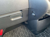 助手席側に荷物をかけられるフックも付いております。