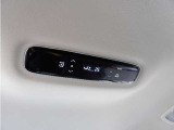【後席用エアコン操作パネル】2列目に同乗の方もお好みの風量で快適にお過ごしいただけます。