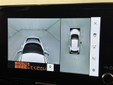 パノラミックビューモニターを装備。駐車場や交差点でクルマを真上から見るように周囲を確認できます。機能の詳細は販売店スタッフまでおたずねください。