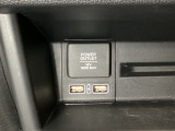 助手席前には横長のトレーとアクセサリーソケットがついています。その下に充電可能なUSB端子が2個ついていますので、手前のトレーにスマートフォンを置いて移動中でも充電できるので便利です。