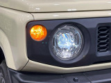 【LEDヘッドライト】悪天候や夜間走行時も良好な視界を確保し安心して運転できる高輝度LEDヘッドライトを装備!点灯速度が早く、消費電力も抑えられています。