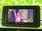 テレビ映像を画面に表示でき、停車中の待ち時間に番組を視聴できます。メニュー操作で映像を楽しめる装備で、休憩時など車内で過ごす時間の活用にも役立ちます。