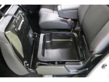 助手席の座面を上げると収納スペースが現れます。防水なので、濡れた靴や荷物なども気にせず入れておけます。取っ手付なので外してそのまま持ち歩けます。アウトドアでも活躍しますよ。