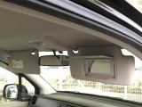 運転席サンバイザーには、身だしなみを整える際に便利なバニティミラーが付いています。