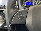 ステアリングのスポーク部分に、音量やモード切り替えなどのボタンをまとめています。運転姿勢のまま手元で操作でき、オーディオを利用する際も機能表示を見ながら扱いやすい装備です。