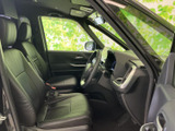 前席はゆったりとしたシート形状で、運転席からの視界も確保しやすい空間です。落ち着いた色合いの内装とすっきりした足元で、日々の移動も心地よくお使いいただけます。