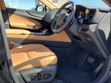 明るい色合いのシートとドアトリムが、乗り込んだ際に開放感をもたらします。運転席まわりは前方を見渡しやすく、座ったときの視界や足元の広がりも確認しやすい室内です。