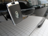 【キーレスエントリー】バッグやポケットからキーを取り出すことなく車にアクセスして、ロックとアラームを設定できます。 毎日の利便性をさらに高める機能です。