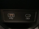セレクトレバーの下に、スマートフォンなどの充電可能なUSB端子が2個、音源などの外部入力の可能なUSB端子が1個ついています。移動中に充電もできるので便利です。