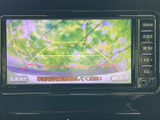 後方の映像に目安となるガイド線が表示され、駐車時の位置合わせをサポートします。周囲を直接確認しながら活用でき、車庫入れや切り返しの際にも役立つ装備です。