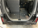 ワンアクションで後席を倒して、さらに使いやすく!!背もたれを左右別々に倒すことができます。