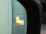 ブラインドスポットモニター装備。隣車線を走る車両を検知。ドアミラーでは確認しにくい後方、側方エリアに存在する車両や急接近してくる車両も検知しドアミラーに搭載されたLEDインジケーターが点灯します。